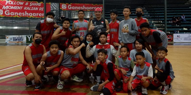 Dalam coaching clinic klub basket Ganesha Warriors di GaneshArena Indoor Court, Karawang, Jawa Barat, pada Sabtu (27/11/2021) bersama Manusia Basket Indonesia (MBI), hadir bibit muda pebasket usia dini.
