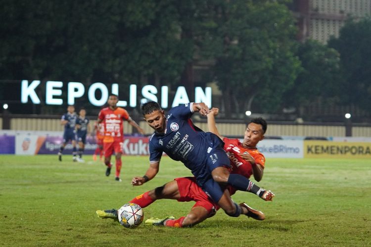 Pemain Arema FC Gian Zola berduel dengan pemain Bali United Novri Setiawan saat pertandingan laga tunda pekan ke-21 Liga 1 2022-2023 yang berakhir dengan skor 1-3 di Stadion PTIK Jakarta, Senin (27/3/2023) malam.