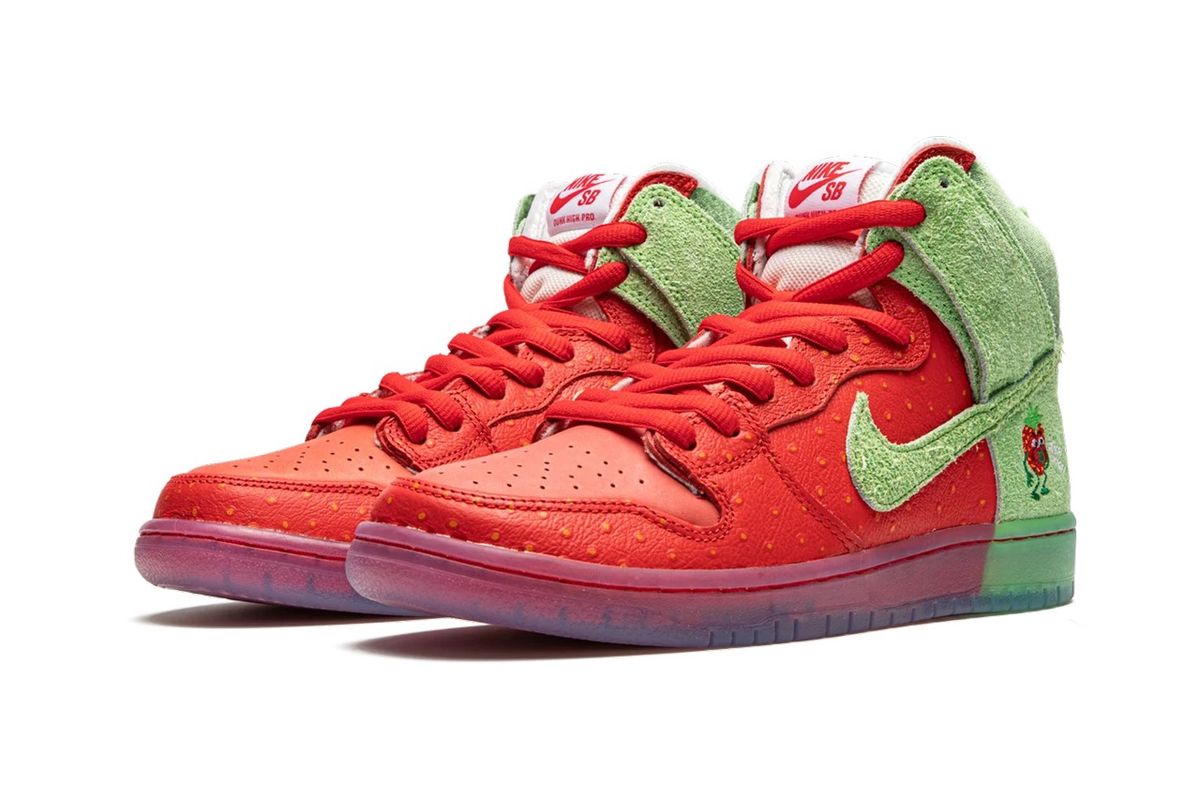 Sneaker Nike SB Dunk yang mendapat corak warna Strawberry Cough ini, merupakan hasil kolaborasi Nike dengan seniman Todd Bratrud.