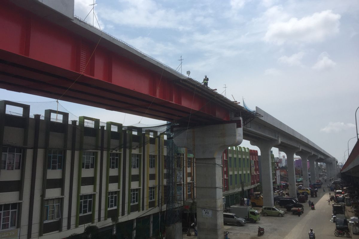 Progres pembangunan LRT Palembang di sekitar Sungai Musi, Kamis (26/10/2017).