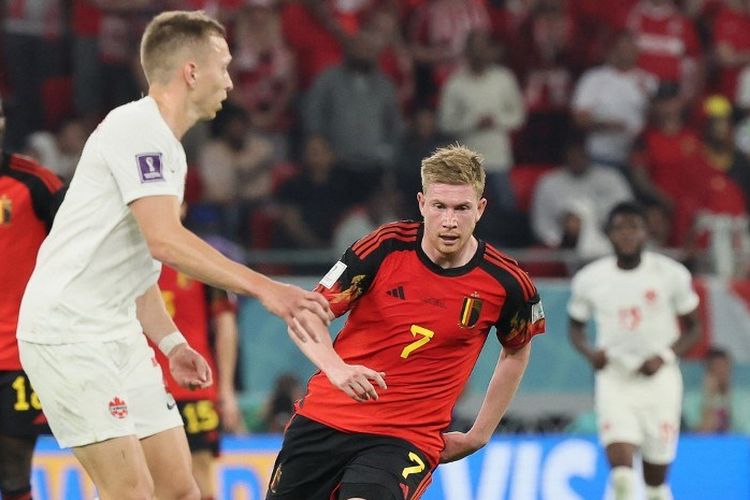 Kevin De Bruyne (kanan) saat memperkuat Belgia melawan Kanada pada laga Grup F Piala Dunia 2022. Pertandingan Belgia vs Kanada di Stadion Ahmad Bin Ali, Kamis (24/11/2022) dini hari WIB berakhir dengan skor 1-0 untuk kemenangan Belgia. (Foto oleh AFP/Jack Guez)