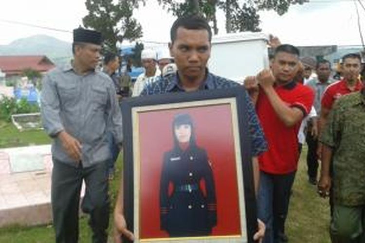 Gayatri Wailissa (17) dimakamkan di Taman Pemakaman Umum (TPU) Taman Bahagia di kawasan Tantui Ambon, Sabtu (24/10/2014)