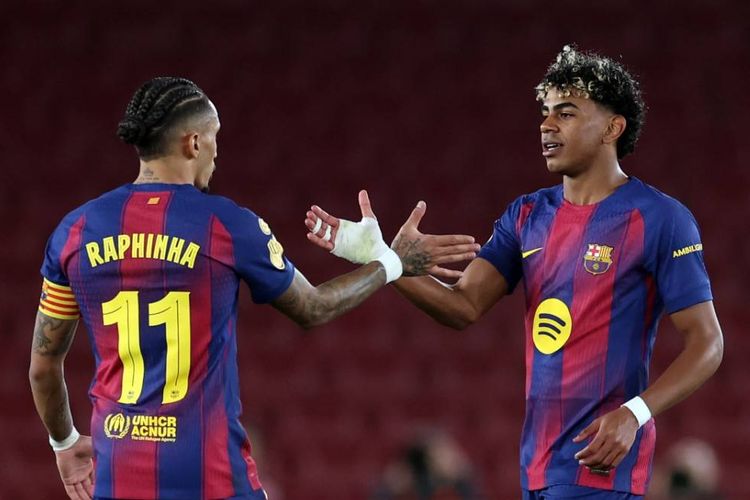 Penyerang Barcelona, Lamine Yamal dan Raphinha, merayakan gol pada laga leg kedua semifinal Copa del Rey antara FC Barcelona dan Atletico Madrid di Stadion Camp Nou di Barcelona pada 3 Maret 2026.