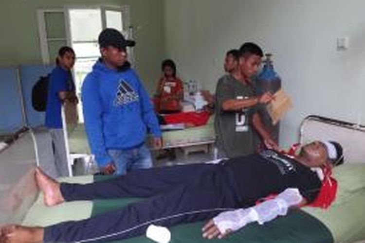 Nurdin dan Johar, dua korban ledakan dan kebakaran  di pusat perbelanjaan Ambon Plaza, sedang menjalani perawatan medis di rumah sakit dr Latumeten Ambon, Jumat (25/10/2013)