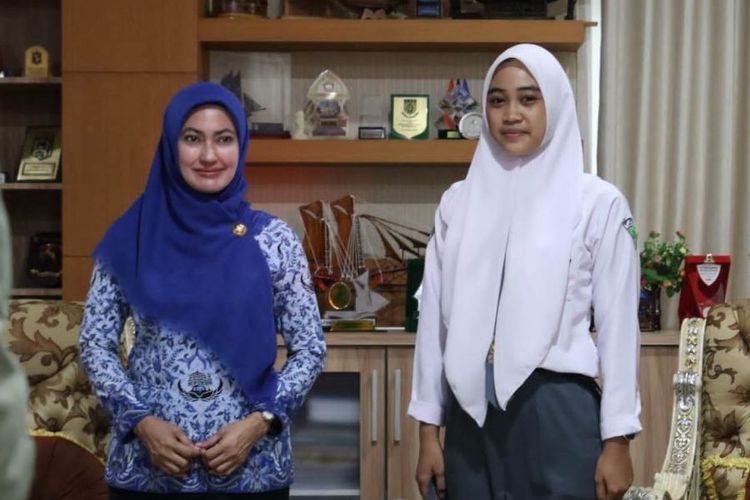 Bintang (16), salah seorang siswi asal SMAN 7 Luwu Utara, Sulawesi Selatan terpilih mewakili Sulawesi Selatan sebagai anggota pasukan pengibar bendera pusaka (Paskibraka) saat bersama Bupati Luwu Utara Indah Putri Indriani, Selasa (12/7/2022).