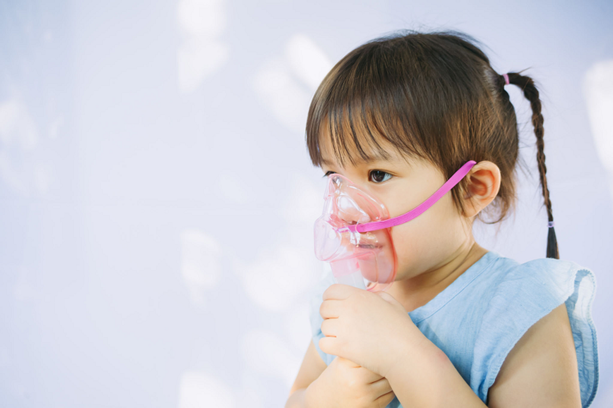 Ilustrasi anak penderita asma yang sedang mendapat penanganan uap 