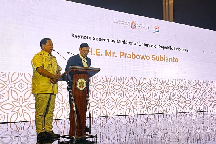 Menteri Pertahanan Prabowo Subianto (kiri) dan Menteri Koordinator Kemaritiman dan Investasi Luhut Binsar Pandjaitan (kanan) dalam UAE-Indonesia Economic Business Forum 2023 di Hotel Raffles, Jakarta, Kamis (21/9/2023).
