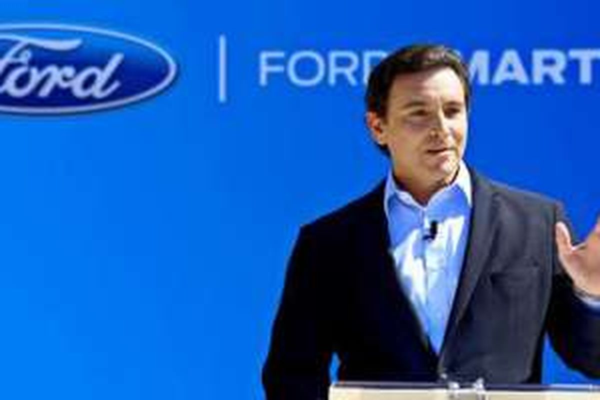 Mark Fields CEO Ford Motor, saat mengumumkan akan memproduksi massal kendaraan tanpa pengemudi. 