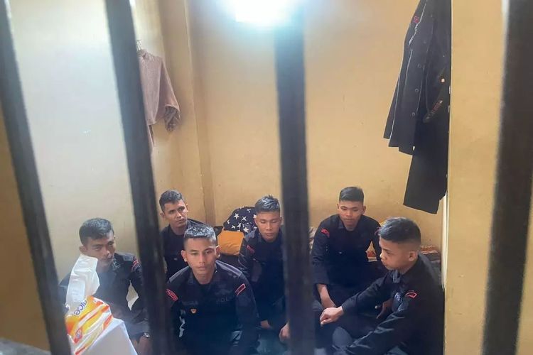 Tangkapan layar Foto 6 anggota Brimob Jambi viral di media sosial. Enam anggota Brimob itu diduga pelaku pengeroyokan mahasiswa di Jambi sampai rahangnya patah dan hanya makan bubur.