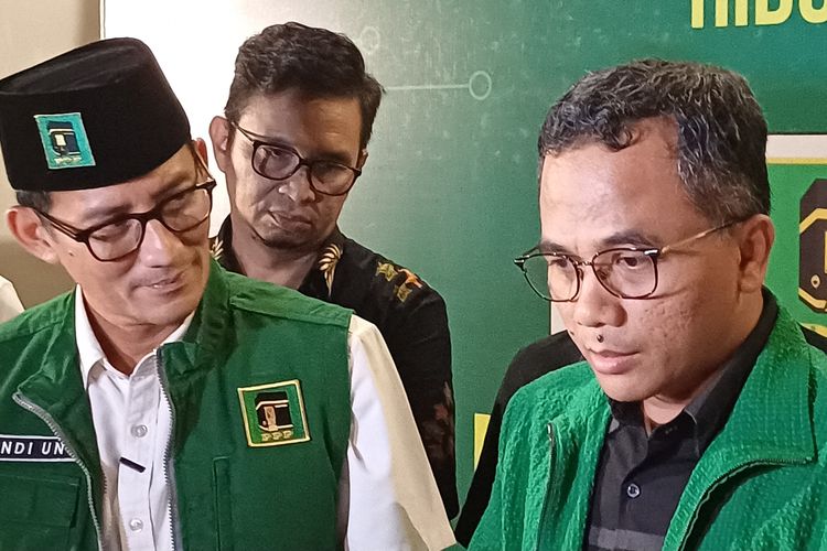 Sekretaris Jenderal Partai Persatuan Pembangunan (PPP) Arwani Thomafi (kanan) saat bertemu wartawan di kawasan Kebayoran Baru, Jakarta Selatan, Kamis (28/12/2023).