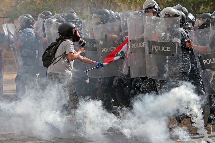 Pengunjuk rasa terlibat ricuh dengan petugas keamanan saat demo memprotes ledakan yang terjadi Selasa lalu, di pusat kota Beirut, Lebanon, Sabtu (8/8/2020). Unjuk rasa tersebut merupakan bentuk kemarahan warga kepada pemerintah Lebanon yang dianggap lalai, menyusul ledakan besar di Beirut pada 4 Agustus lalu yang merenggut ratusan korban jiwa.