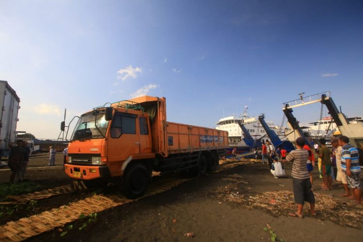 Sebuah truk saat dievakuasi keluar dari KMP Labitra Adinda yang terbakar di Selat Bali.