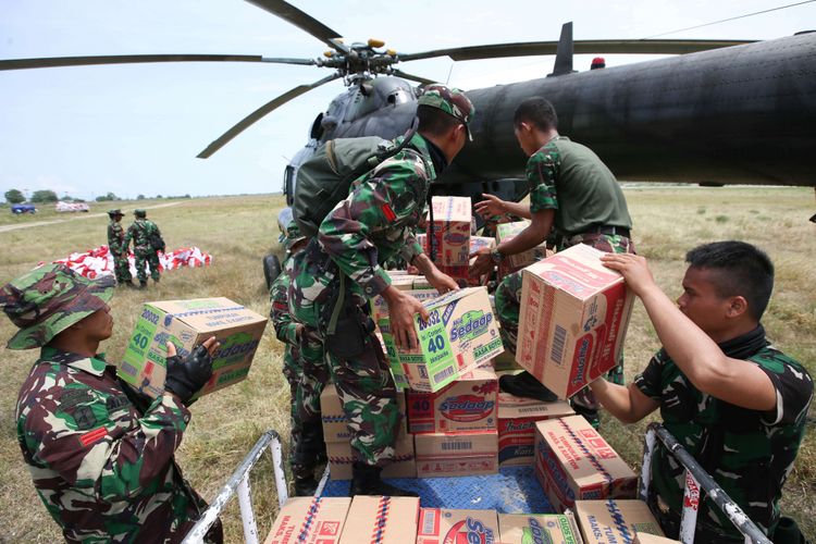 Anggota TNI memuat logistik untuk disalurkan ke daerah bencana gempa menggunakan helikopter Mi-17 V-5  Skadron 31/Serbu Pusat Penerbangan Angkatan Darat Semarang melalui Bandar Udara Mutiara SIS Al-Jufri, Palu, Sulawesi Tengah, Kamis (4/10/2018). Pengiriman bantuan logistik melalui jalur udara untuk mempermudah mencapai daerah yang masih terisolir melalui jalur darat.