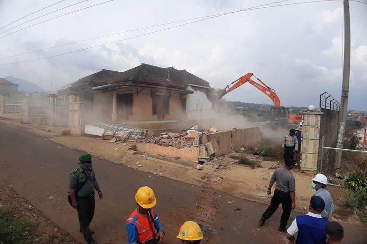 Eksekusi lahan Tol Cisumdawu di Desa Margaluyu, Tanjungsari, Sumedang dikawal ratusan aparat gabungan, Jumat (6/12/2019) siang. AAM AMINULLAH/KOMPAS.com