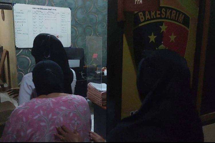 Unit PPA Polresta Cirebon membawa WA terduga ibu yang menganiaya anak angkatnya yang masih berusia 6 tahun, Senin (19/9/2022)