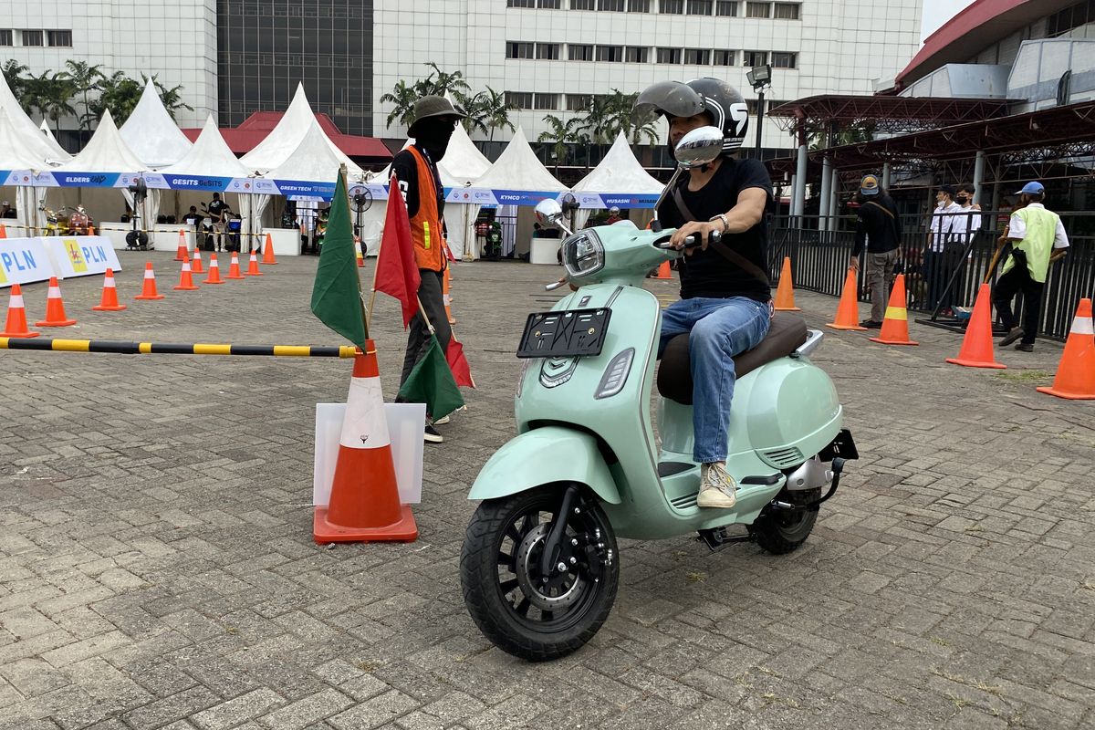 Pengunjung mencoba motor listrik yang disediakan di area test ride PEVS 2023