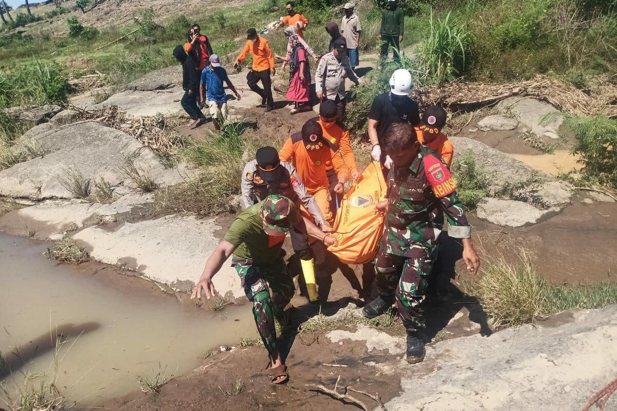 Tim SAR tengah mengevakuasi satu korban tewas akibat banjir disertai longsor yang melanda jalur trans Sulawesi, Kabupaten Jeneponto, Sulawesi Selatan. Sabtu, (15/10/2022).