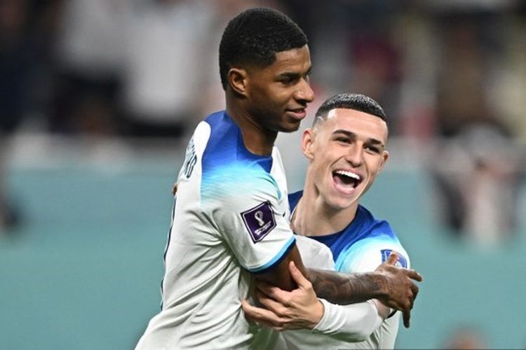 Phil Foden (kanan) melakukan selebrasi bersama Marcus Rashford (kiri) pada laga Grup B Piala Dunia 2022 Qatar yang mempertemukan Inggris vs Iran, Senin (21/1/2022). Artikel ini berisi link live streaming Wales vs Inggris di Piala Dunia 2022. Artikel ini berisi prediksi superkomputer soal skuad timnas Inggris di Piala Dunia 2026.