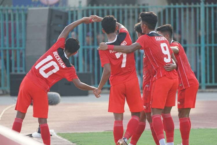 Pemain timnas U22 Indonesia, Marselino Ferdinan, berselebrasi seusai mencetak gol ke gawang Filipina dalam fase Grup A SEA Games 2023 di Stadion Nasional Morodok Techo pada Sabtu (29/4/2023). Timnas U22 menang 3-0 atas Filipina dan selanjutnya akan melawan Myanmar pada pertandngan kedua, Kamis (4/5/2023). Artikel ini berisi jadwal timnas Indonesia vs Myanmar di SEA Games 2023.