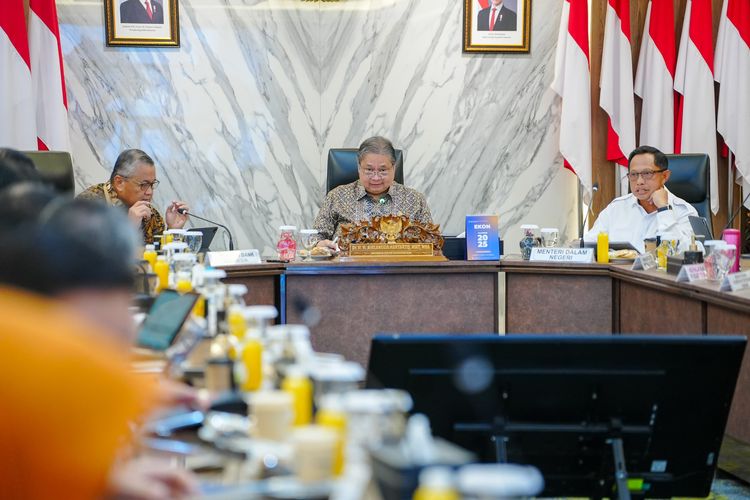 Menteri Koordinator Bidang Perekonomian (Menko Perekonomian) Airlangga Hartarto dalam Konferensi Pers usai High-Level Meeting Tim Pengendalian Inflasi Pusat (HLM TPIP) Tahun 2025, di Kantor Kemenko Perekonomian, Jakarta, Jumat (31/1/2024).