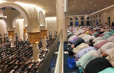 Shalat Tarawih perdana di Masjid Raya Sheikh Zayed Solo, Jawa Tengah, ribuan warga telah memadati masjid, pada Rabu (22/3/2023).