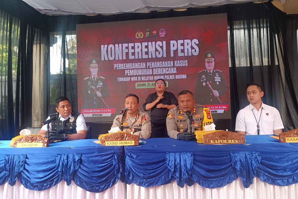 Kapolres Badung M. Arif Batubara bersama pejabat kepolisian daerang (Polda) Bali saat konferensi pers terkait perkembangan penyelidikan kasus penembakan WNA asal Australia, yang digelar di Mapolres Badung, pada Senin (21/7/2025). KOMPAS.com/ Yohanes Valdi Seriang Ginta