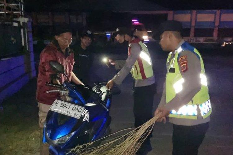 Petugas Polsek Pusakanagara sedang membubarkan paksa penyapu koin di Jembatan Sewoharjo dan berhasil mengamankan 100 alat penyapu koin, Minggu (8/4/2024).

