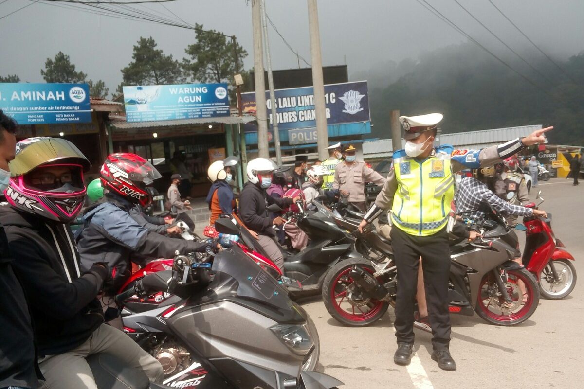 Polisi memutar balik sejumlah kendaraan di jalur Puncak perbatasam Cianjur-Bogor, Minggu (16/5/2021). Penyekatan dilakukan untuk mencegah lonjakan pengunjung wisata di Cianjur.