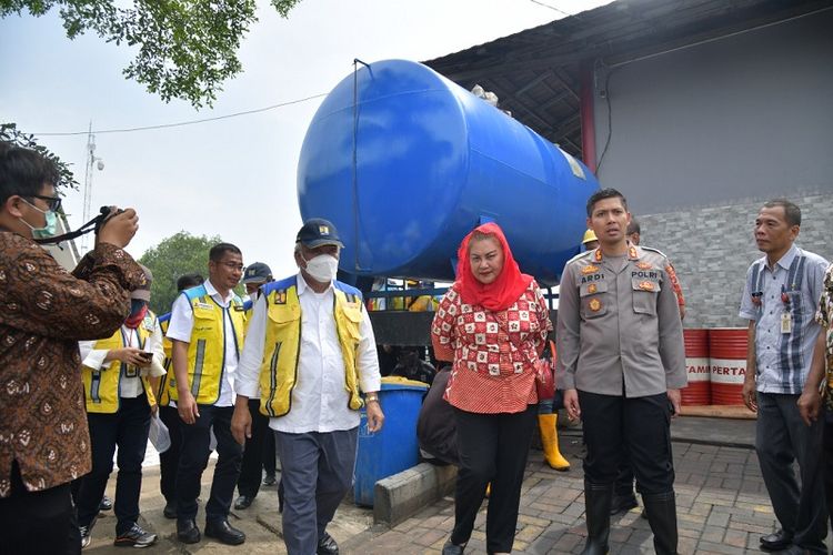 Pelaksana tugas (Plt) Wali Kota (Walkot) Semarang Hevearita Gunaryanti Rahayu mendampingi Menteri Pekerjaan Umum dan Penataan Ruang (PUPR) Basuki Hadimuljono dalam meninjau beberapa lokasi banjir di Kota Semarang, Selasa (3/1/2023). 