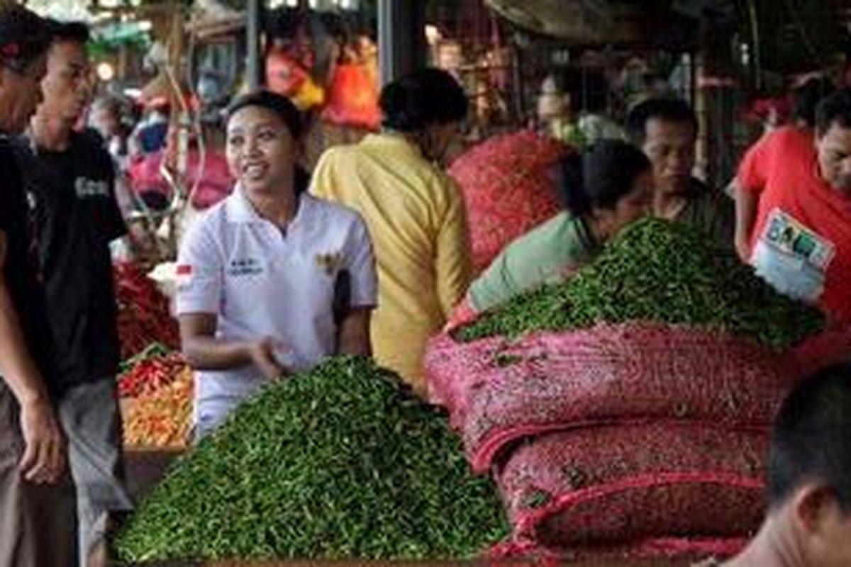 Pedagang cabai melayani pembeli di Pasar Induk Kramat Jati, Jakarta, Rabu (5/1/2011). 