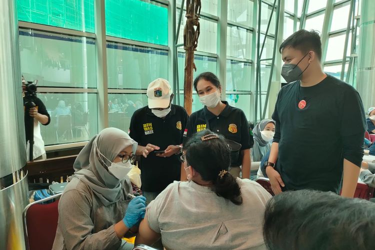 Kegiatan vaksinasi yang digelar oleh Pemerintah Kota Jakarta Pusat bekerja sama dengan PMI DKI Jakarta dan Angkatan Kemanusiaan SMA 4, dalam rangka mensukseskan arahan pemerintah dalam meningkatkan vaksinasi booster terhadap masyarakat.