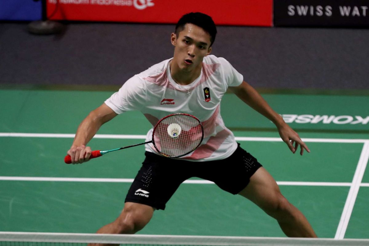 Tunggal putra Indonesia, Jonatan Christie, bertanding dengan wakil Taiwan Chou Tien Chen pada partai final nomor perseorangan bulu tangkis Asian Games 2018 di Istora Senayan, Jakarta, Selasa (28/8/2018). Jonatan berhasil menyabet medali emas.