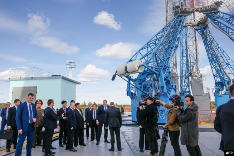 Presiden Rusia Vladimir Putin (kiri tengah) dan Pemimpin Tertinggi Korea Utara Kim Jong Un (kanan tengah) saat mengunjungi Kosmodrom Vostochny di Amur, 13 September 2023.