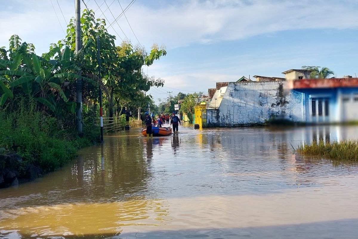 Petugas BPBD Kabupaten Tasikmalaya, Jawa Barat, sedang membawa warga dan pelajar dari lokasi banjir ke daratan memakai perahu karet di Desa Tanjungsari, Kecamatan Sukaresik, Kabupaten Tasikmalaya, Jumat (14/3/2025).