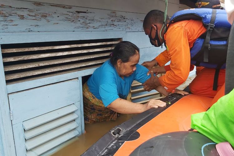 Salah satu warga yang terdampak banjir di Kecamatan Pengaron, Kabupaten Banjar, Kalsel dievakuasi melalui jendela rumahnya setelah terjebak banjir pada, Selasa (12/1/2021). 
