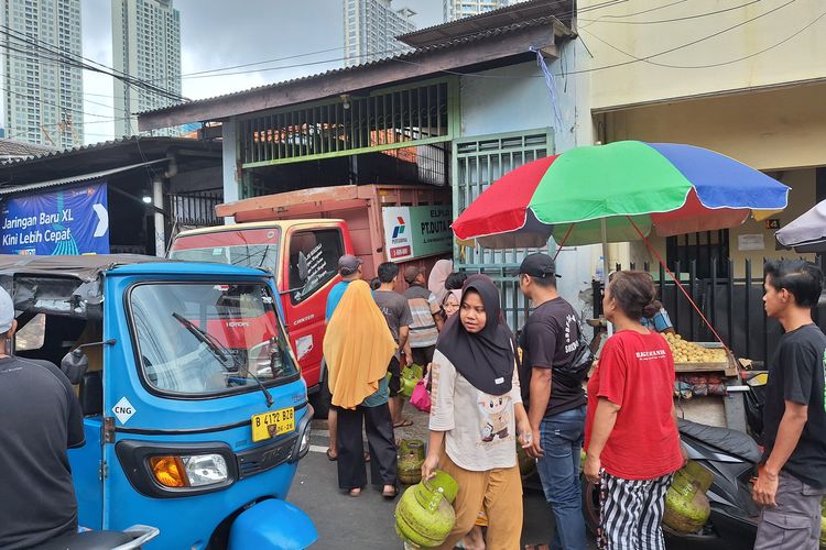 Antrean Panjang demi Gas Murah, Warga Tanjung Duren Rela Berjalan Jauh