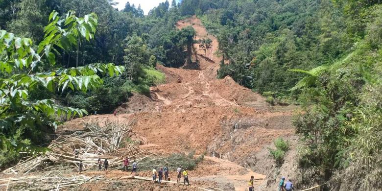 Bencana tanah longsor di Kampung Bottong, Dusun Putu, Lembang Randan Batu,  Kecamatan Makale Selatan, mengakibatkan 3 warga meninggal dunia dan 3 unit rumah rusak tertimbun material, Minggu (05/04/2020)
