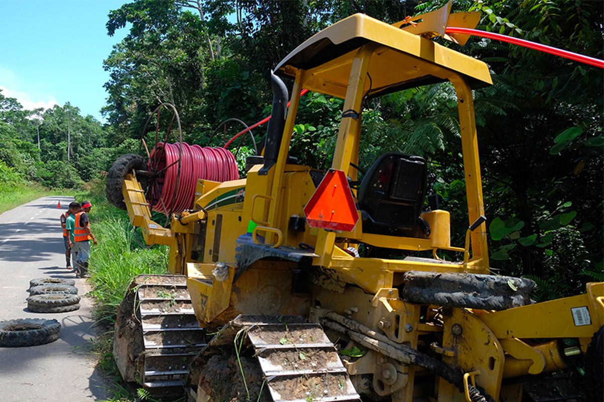 Proses penggelaran selubung HDPE untuk pelindung kabel serat optik Palapa Ring Timur menggunakan mesin Vermeer di jalur antara Teluk Bintuni - Manokwari, Sabtu (12/5/2018).