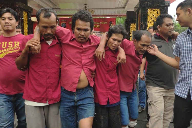 Lima pelaku pembunuhan dua orang aktivis di perkebunan kelapa sawit di Labuhanbatu ditangkap oleh tim gabungan dari Polda Sumut, Polres Labubanbatu, dan Polsek Panai Hilir di tempat berbeda.