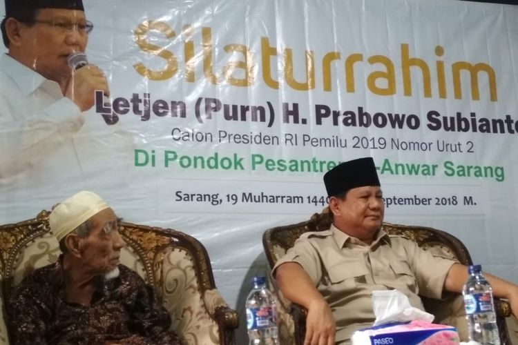 Calon Presiden RI, Prabowo Subianto sowan ke kediaman tokoh ulama kharismatik, Kiai Maimoen Zubair di kompleks Pondok Pesantren Al Anwar, Desa Karangmangu, Kecamatan Sarang, Kabupaten Rembang, Jawa Tengah, Sabtu (29/9/2018).‎