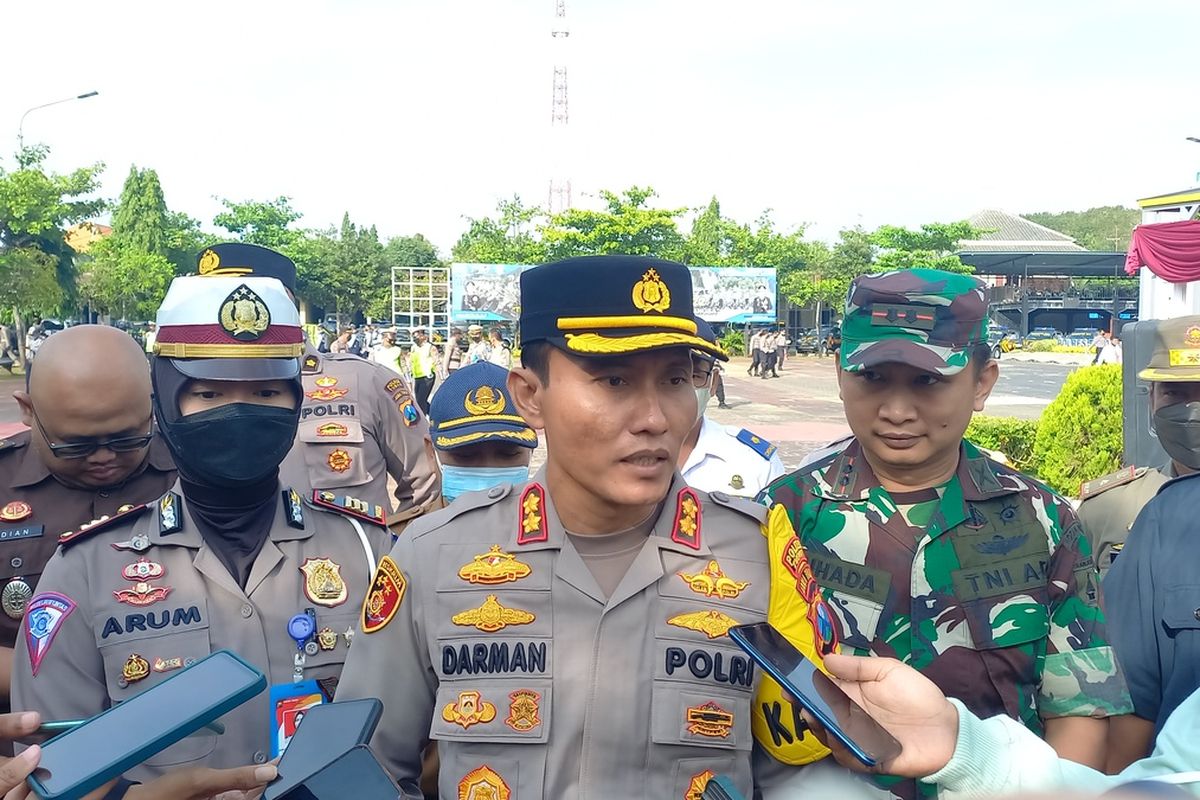 Kapolres Tuban, AKBP Darman, usai menggelar apel personil operasi patuh semeru 2022 di Mapolres Tuban, Jawa Timur. Senin (13/6/2022).