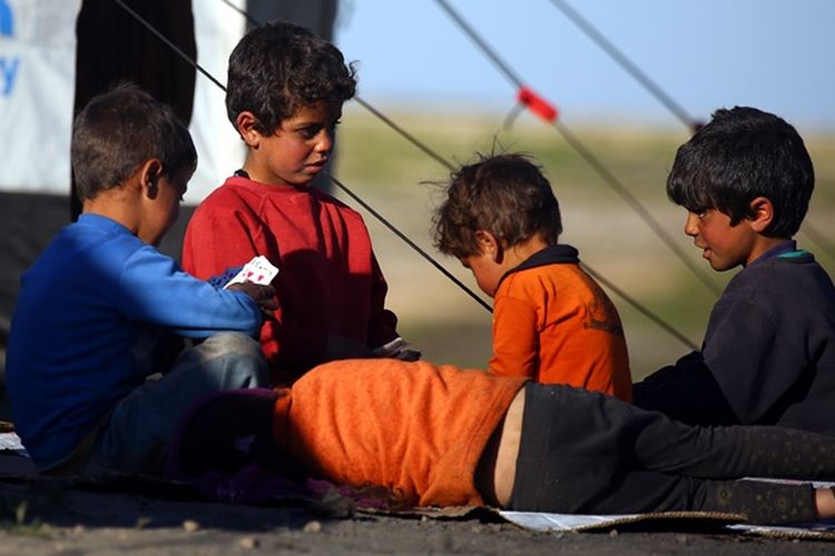 Anak-anak pengungsi bermain di kamp pengungsi di desa Ain Issa, 50 kilometer di sebelah utara kota Raqqa, Suriah.