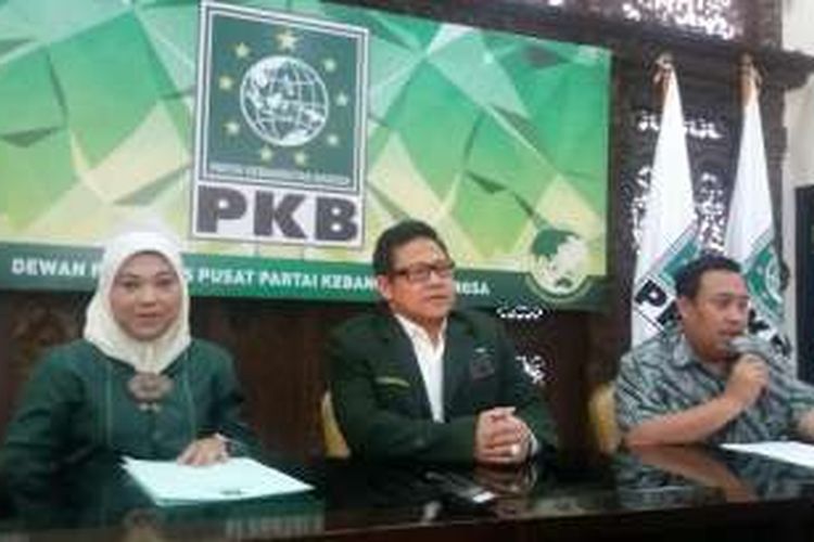 Ketua SC PKB Ida Fauziah, Ketum PKB Muhaimin Iskandar dan Sekretaris Panitia Mukernas Bambang Susanto (paling kiri ke kanan) di Kantor DPP PKB, Jakarta, Selasa (2/2/2016)

