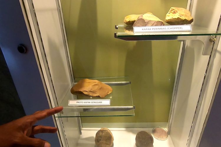 Artefak manusia purba dari batu di Museum Sangiran.