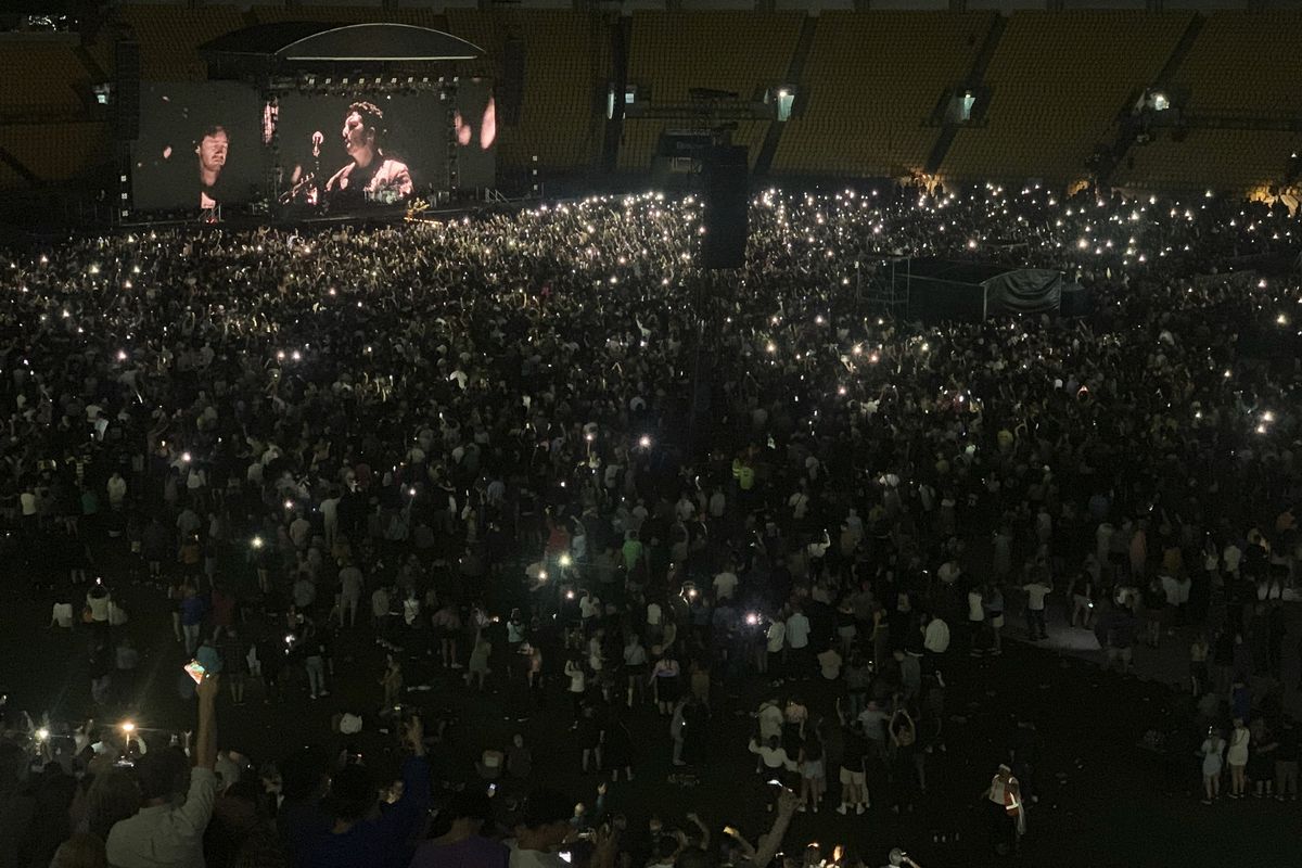 Ribuan orang menonton konser band Six60 pada Sabtu (13/2/2021) di Wellington, Selandia Baru.