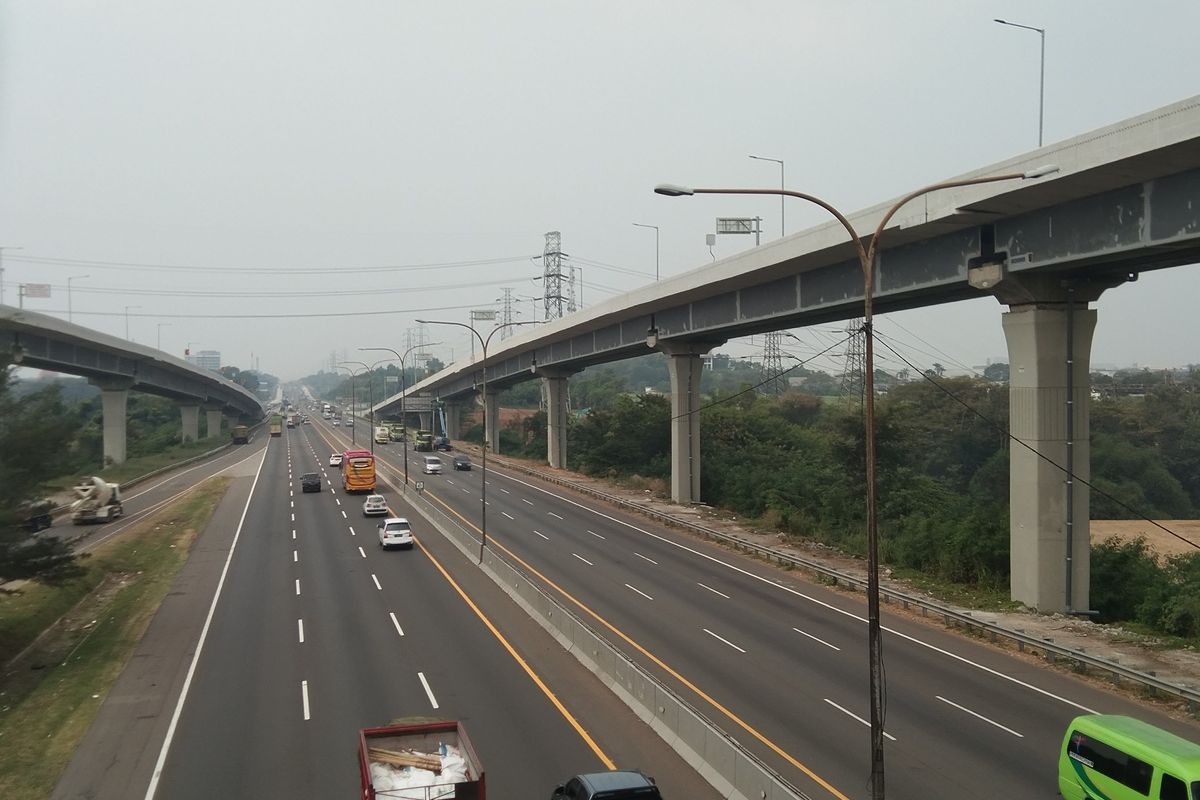 Arus lalu lintas di tol Jakarta-Cikampek pada Kamis (30/7/2020) pukul 15.00 WIB nampak lengang.