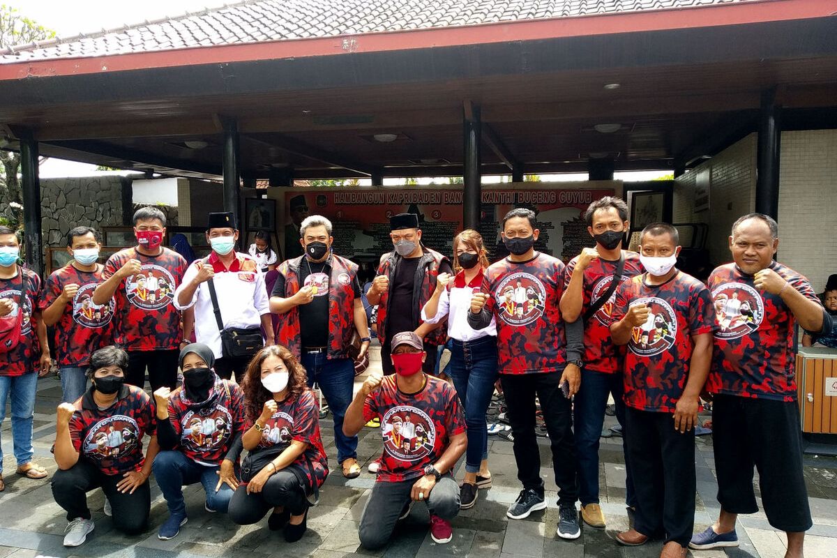 Aktivis Laskar Ganjar-Puan berpose di area Makam Presiden Soekarno di Kota Blitar, Minggu (6/2/2022)