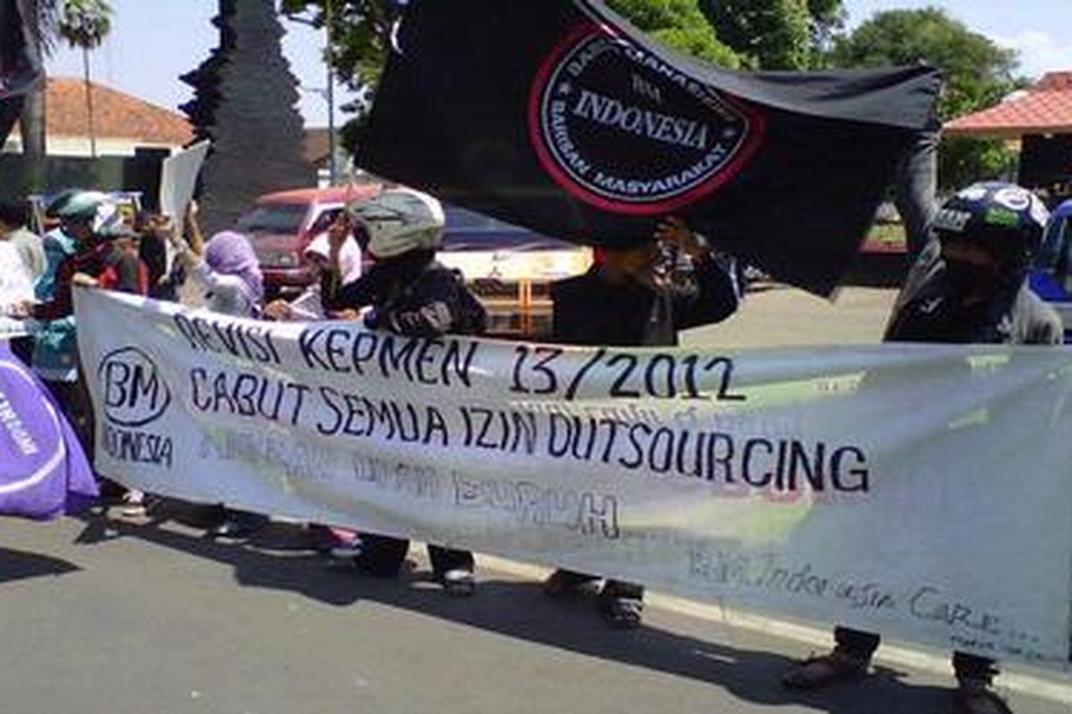 Aksi barisan masyarakat di Kudus, Jawa Tengah