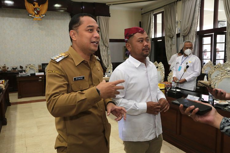 Wali Kota Surabaya, Eri Cahyadi menerima kunjungan kerja (Kunker) Bupati Gresik, Fandi Akhmad Yani bersama jajarannya di Balai Kota Surabaya, Rabu (26/10/2022).