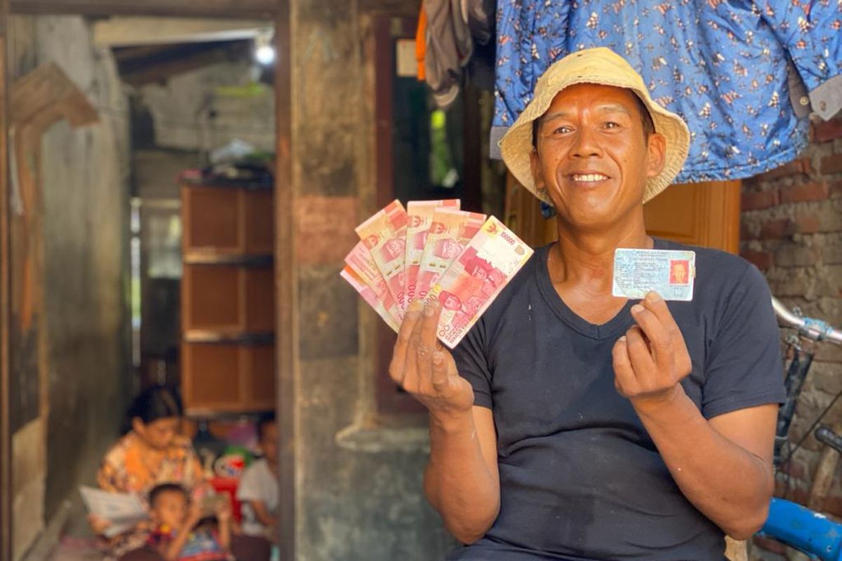 Salah seorang penerima bantuan sosial tunai (BST) Kementerian Sosial (Kemensos). 